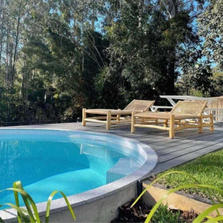 Stunning round plunge Pool in a small courtyard