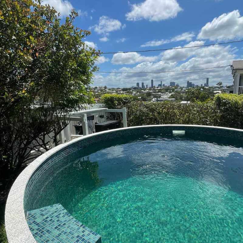 Round plunge pool